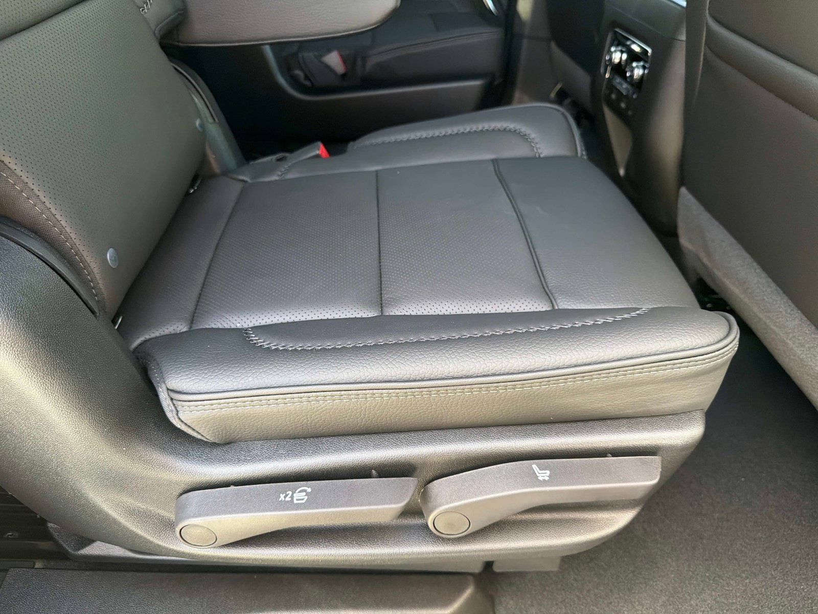 Used 2026 GMC Yukon Denali w/ Advanced Technology Package image 27