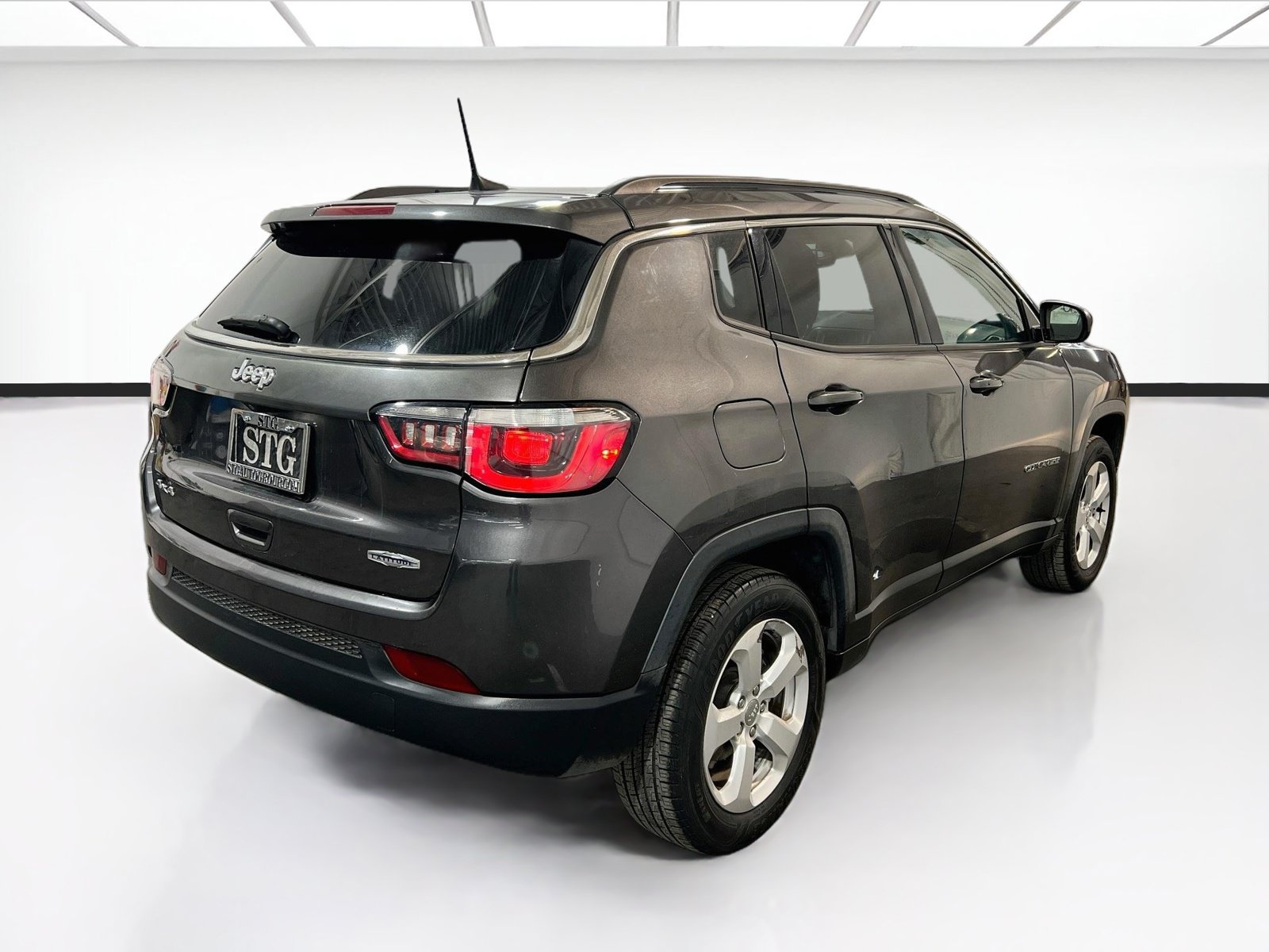 Used 2017 Jeep Compass Latitude w/ Popular Equipment Group AWD/4WD image 4