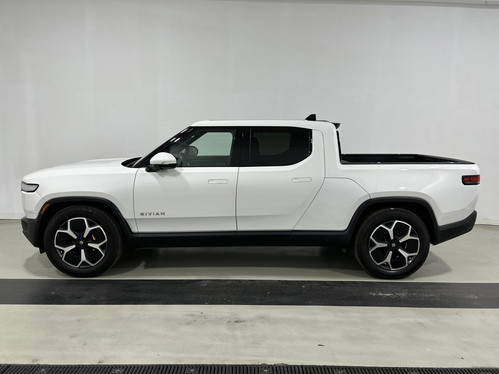 Used 2022 Rivian R1T Adventure image 2