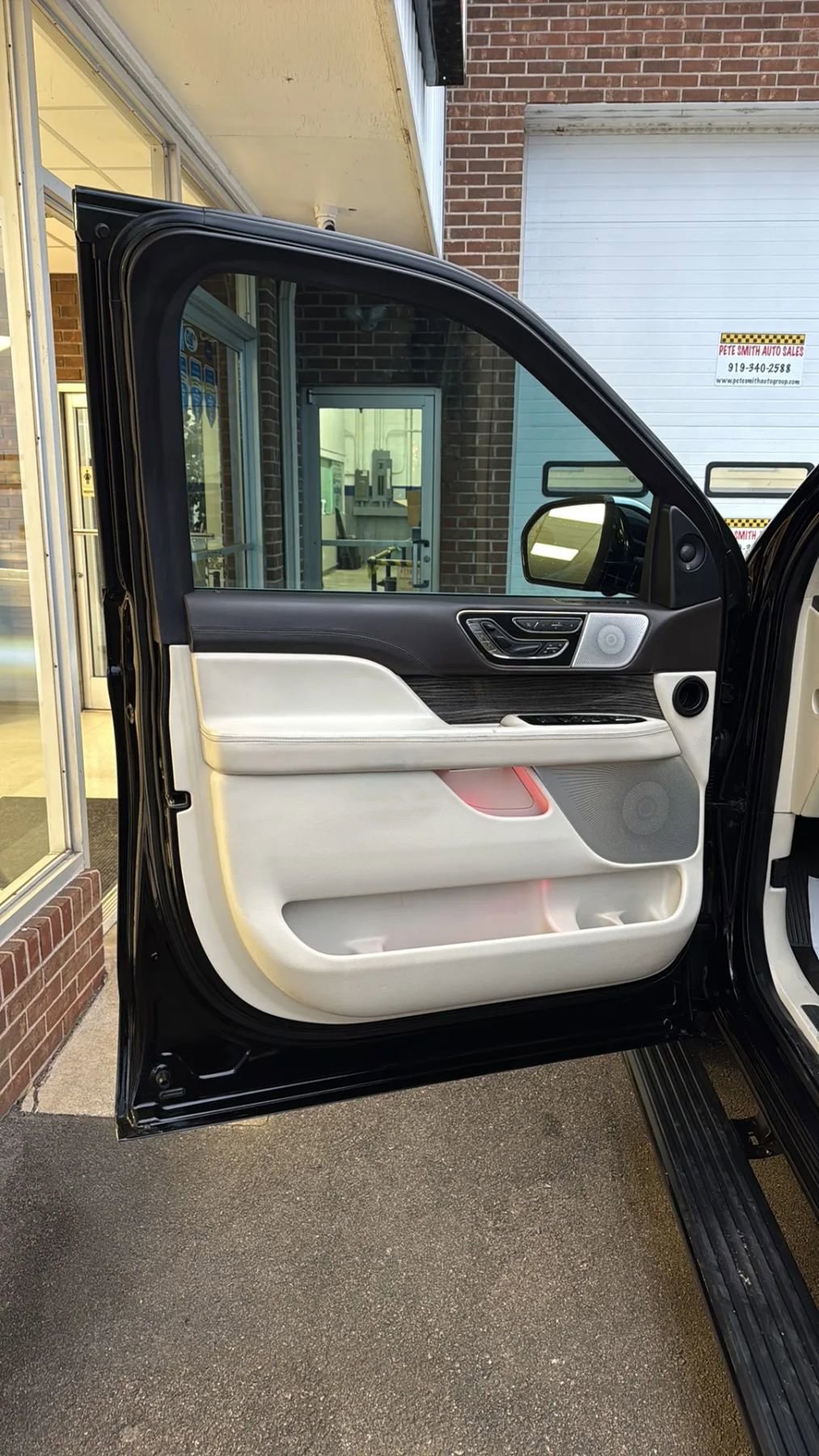 Used 2019 Lincoln Navigator L Black Label w/ Cargo Package image 9