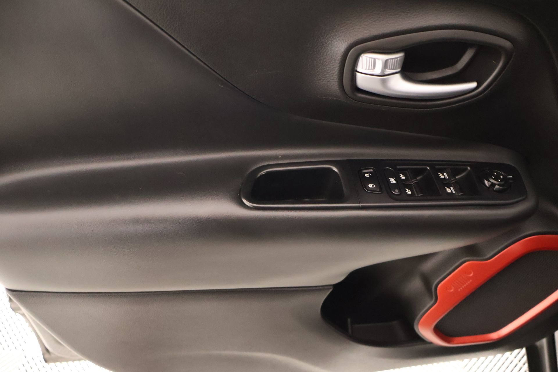 Used 2019 Jeep Renegade Trailhawk w/ UConnect 8.4 Nav Group AWD/4WD image 15