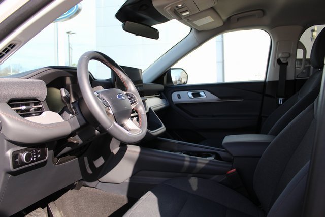 Used 2025 Ford Explorer Active RWD image 10