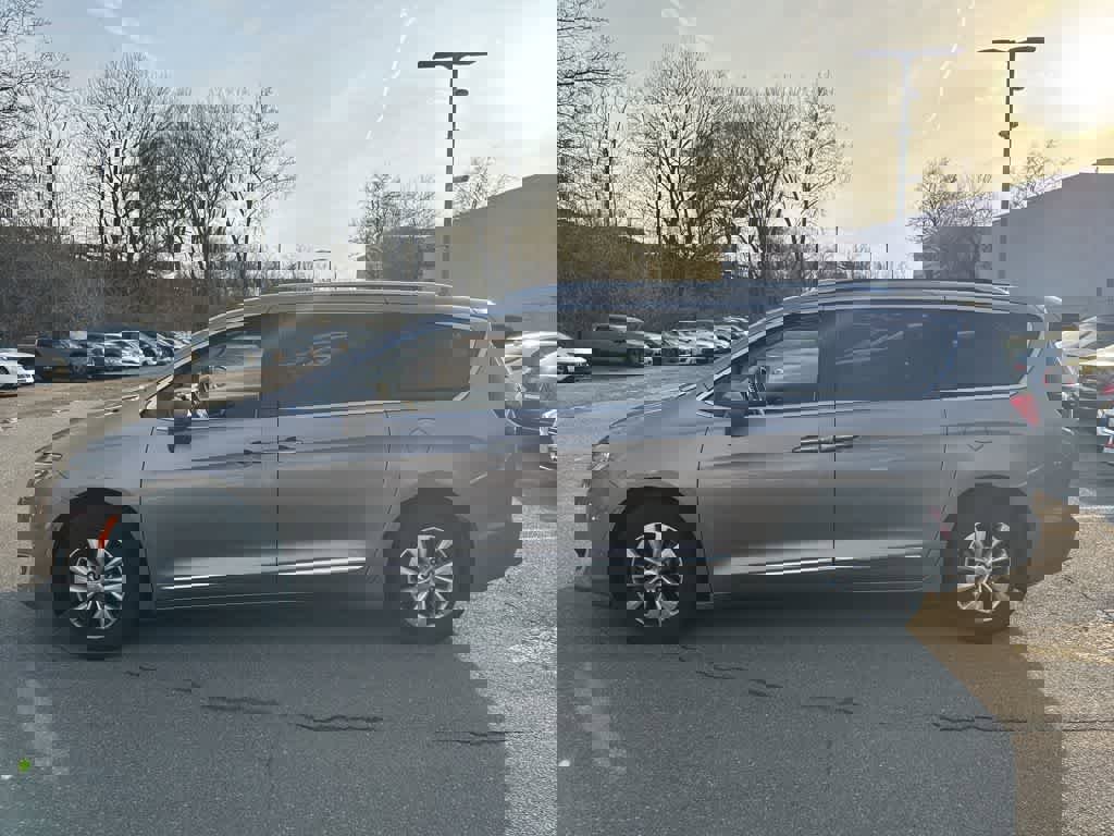 Used 2018 Chrysler Pacifica Touring-L w/ Advanced Safetytec Group image 2