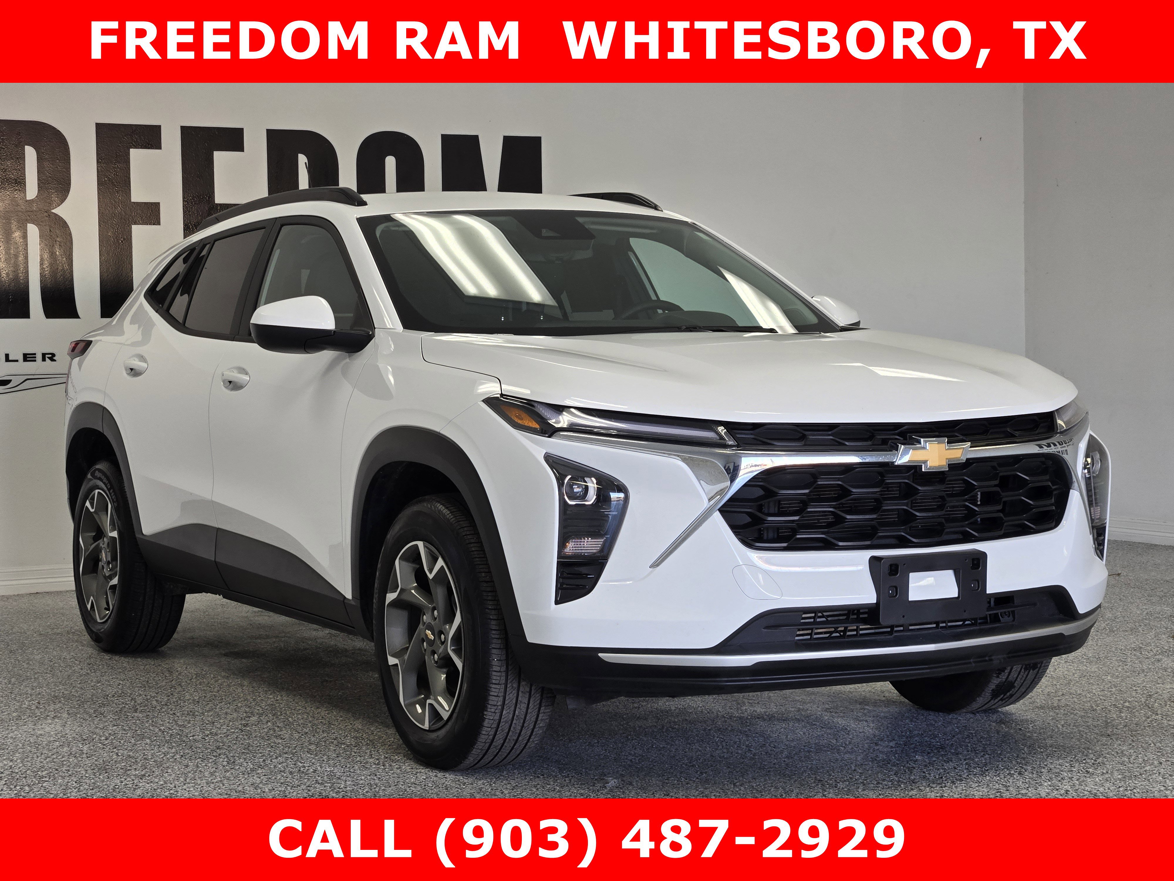 Used 2025 Chevrolet Trax LT w/ LT Convenience Package image 2