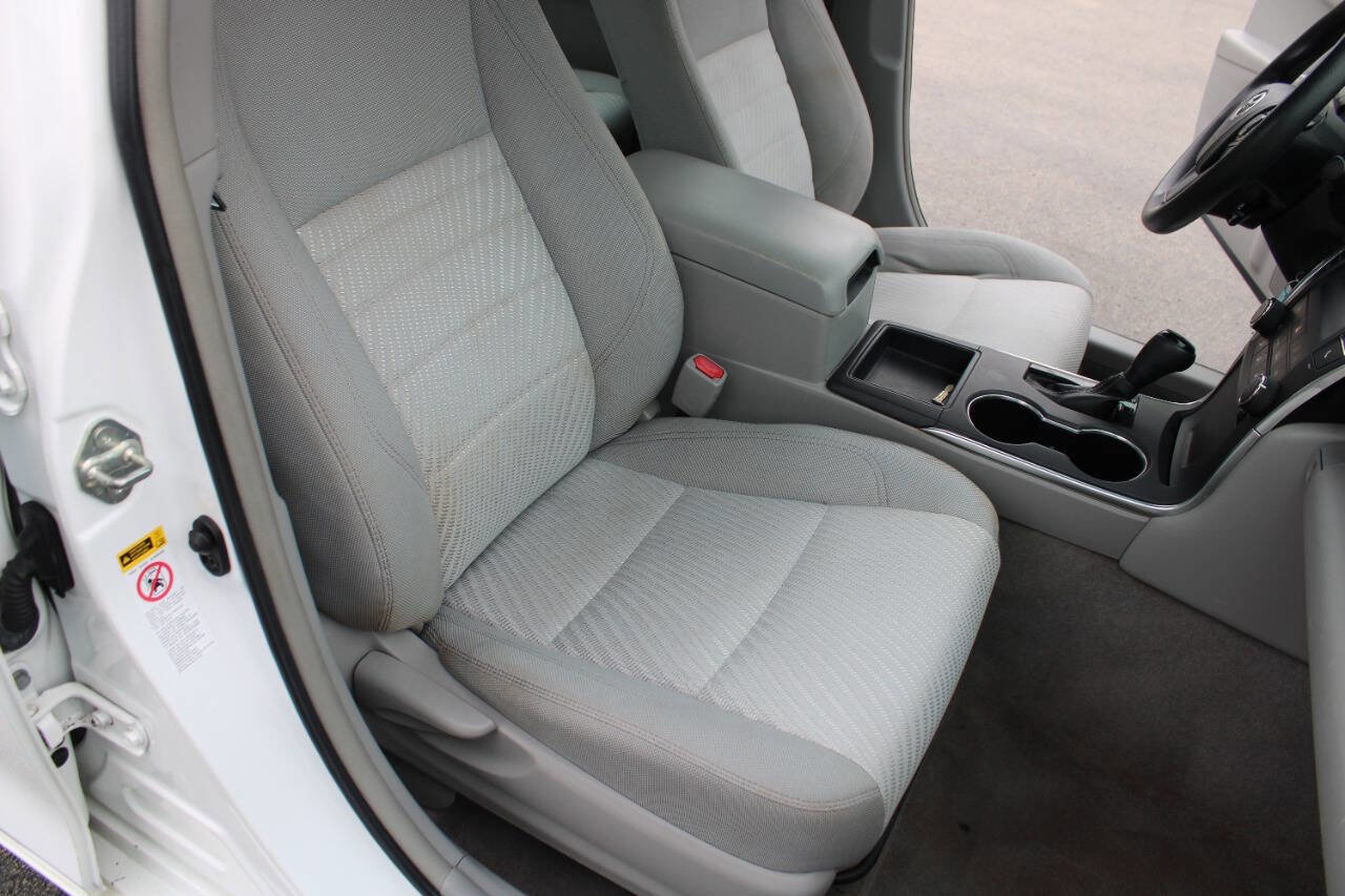 Used 2016 Toyota Camry LE image 38