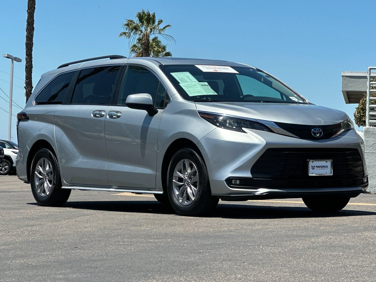 Used 2025 Toyota Sienna XLE FWD image 8