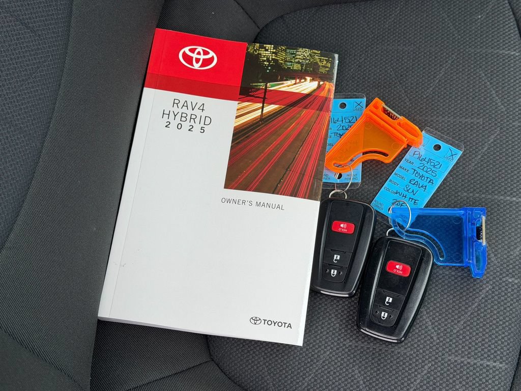 Used 2025 Toyota RAV4 XLE AWD/4WD image 8