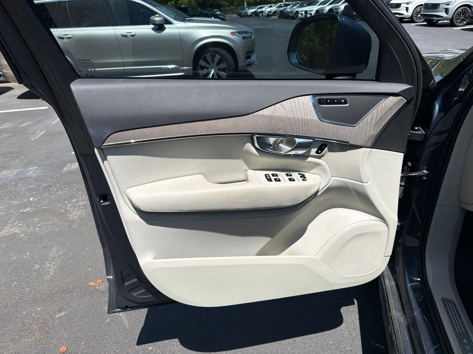 Used 2023 Volvo XC90 B6 Plus image 24