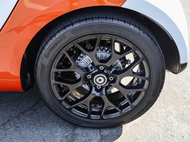 Used 2016 smart fortwo pure RWD image 12
