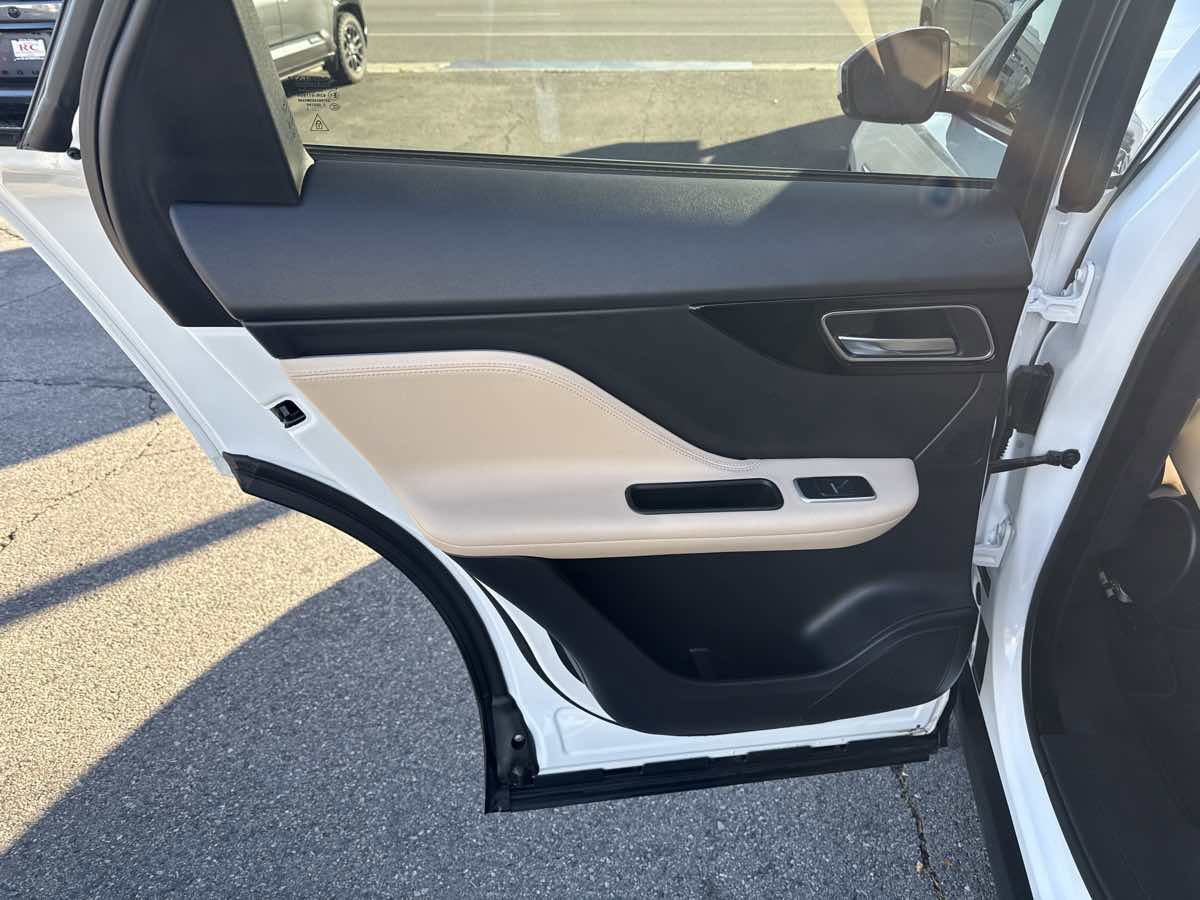 Used 2018 Jaguar F-PACE Premium image 13