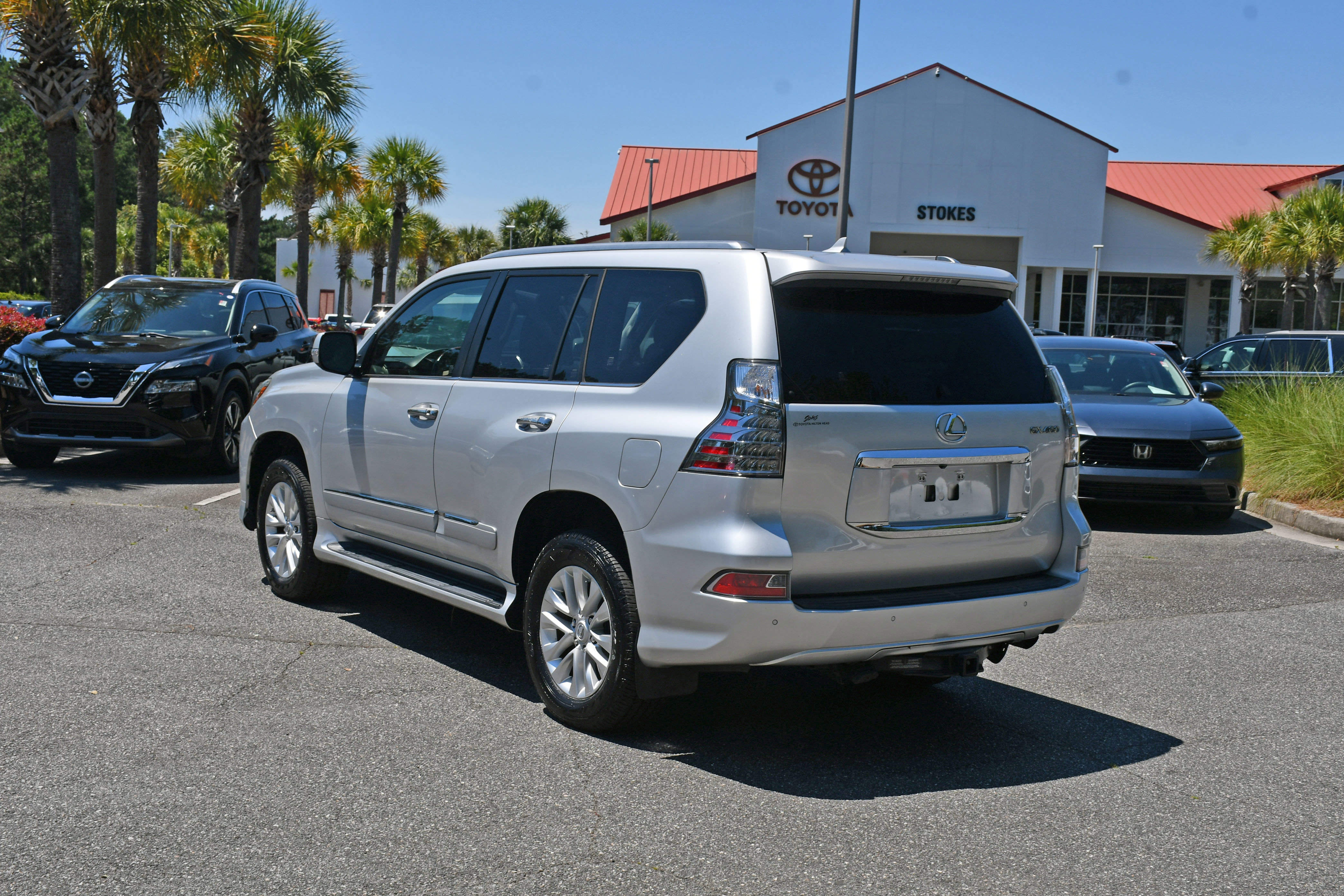 Used 2015 Lexus GX 460 w/ Premium Package AWD/4WD image 3