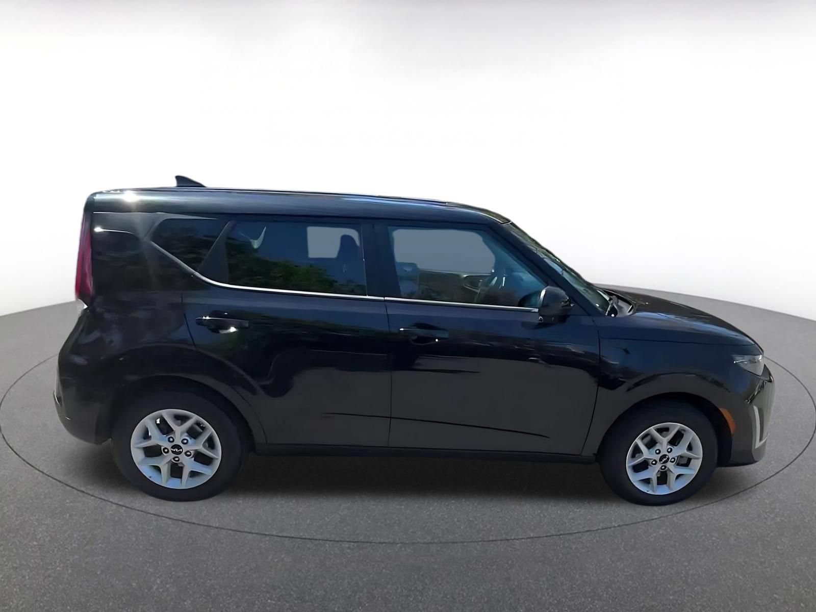 Used 2025 Kia Soul LX w/ LX Technology Package FWD image 15