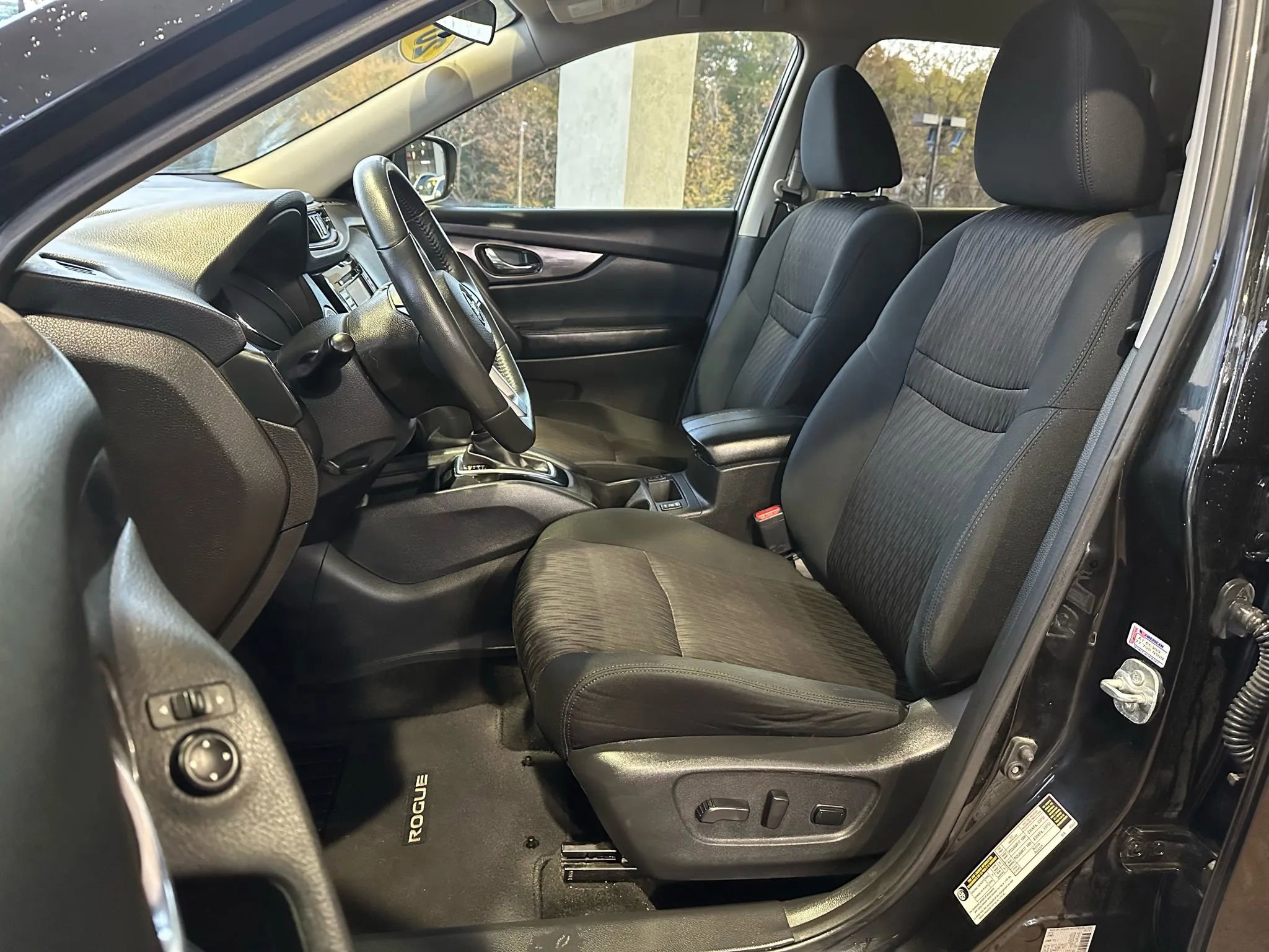 Used 2017 Nissan Rogue SV w/ SV Premium Package image 8