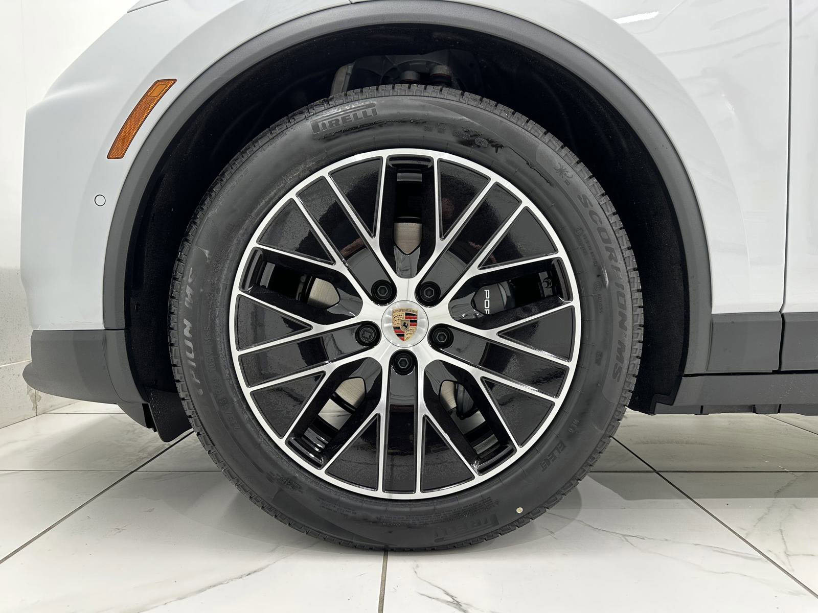 Certified 2025 Porsche Macan Electric image 16