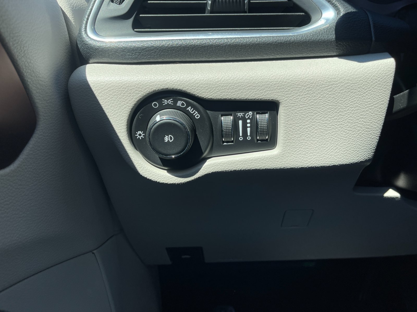 Used 2020 Chrysler Pacifica Limited FWD image 31
