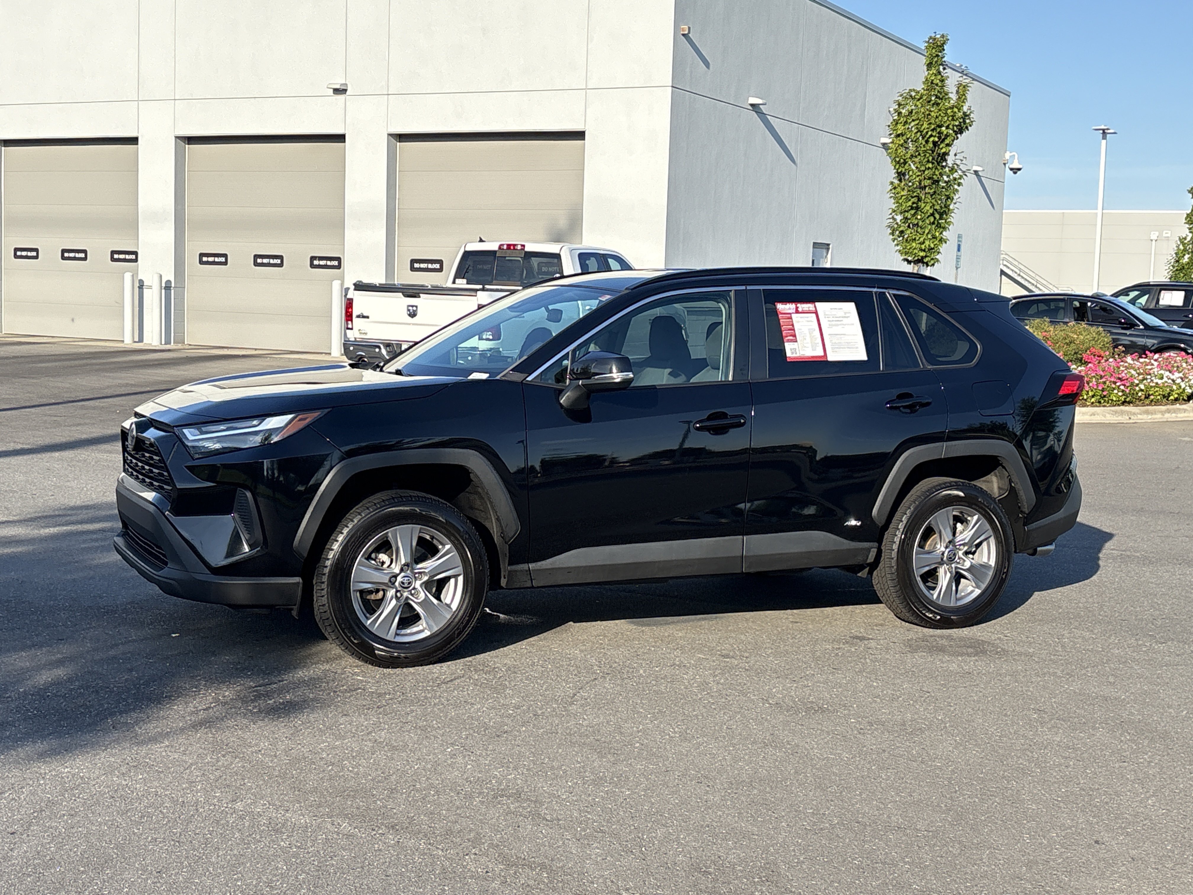 Used 2023 Toyota RAV4 XLE AWD/4WD image 5