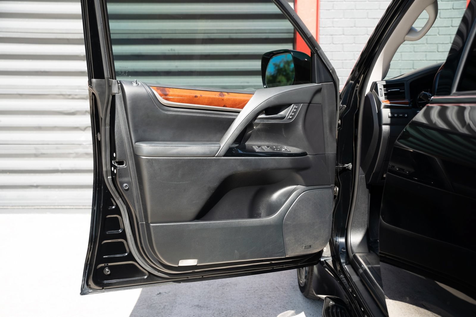 Used 2019 Lexus LX 570 4WD w/ Luxury Package image 18