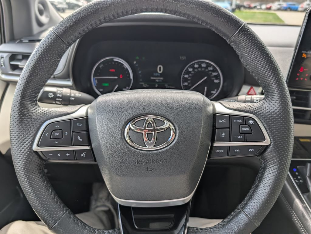 Used 2022 Toyota Sienna Limited image 31