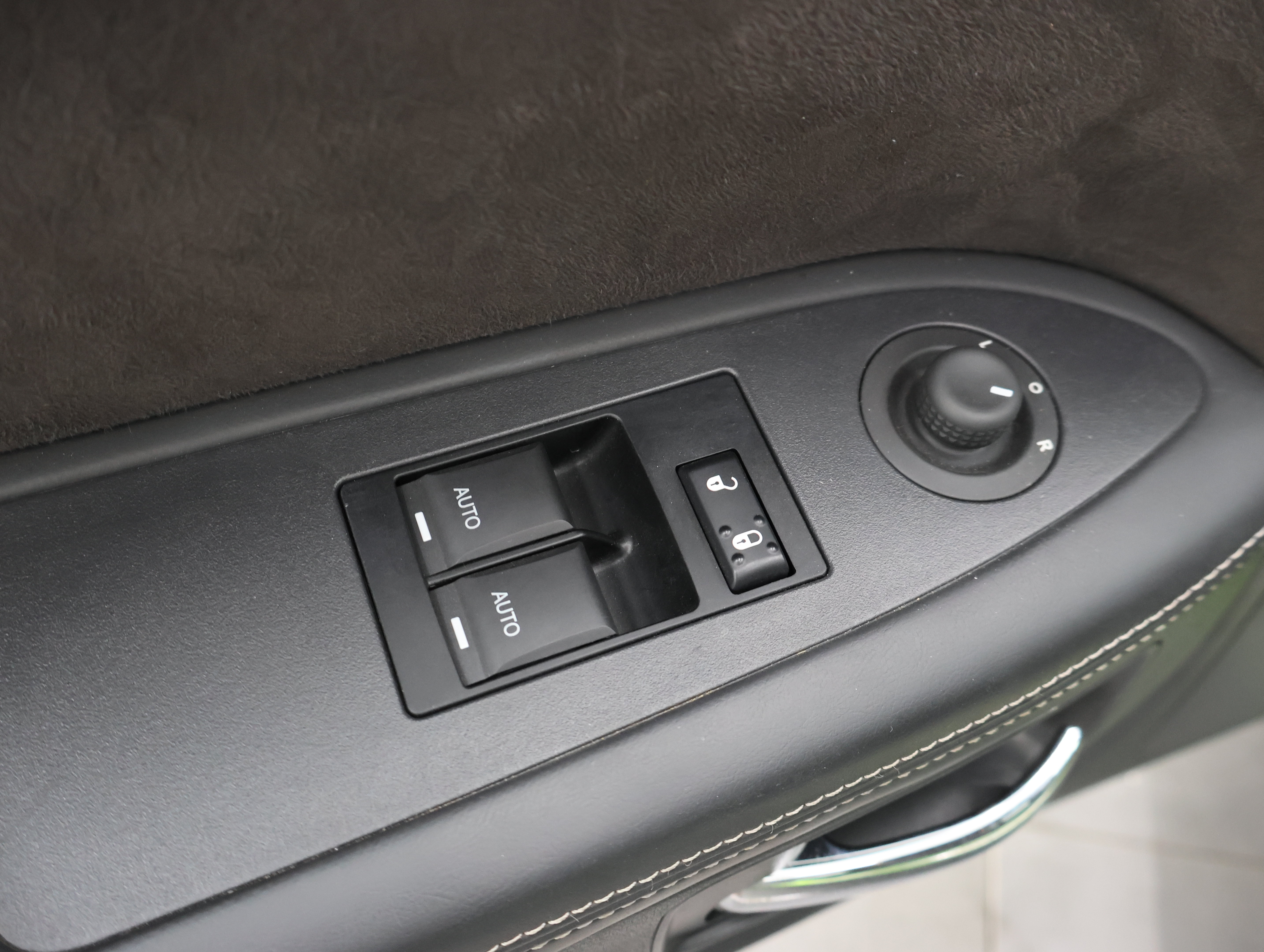 Used 2011 Dodge Challenger SRT8 w/ Green w/Envy Group RWD image 34