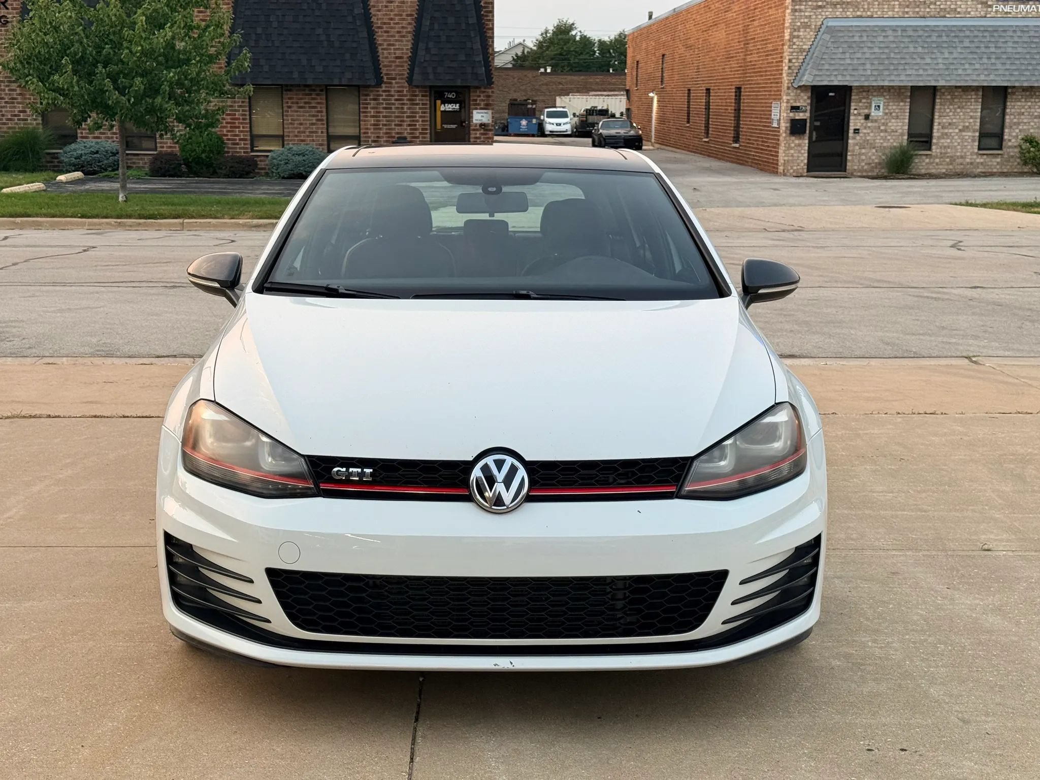 Used 2015 Volkswagen Golf 4-Door FWD image 2