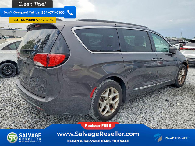 Used 2017 Chrysler Pacifica Touring-L w/ Tire & Wheel Group FWD image 4