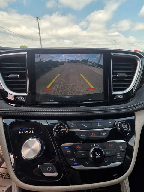 Used 2023 Chrysler Pacifica Limited FWD image 17