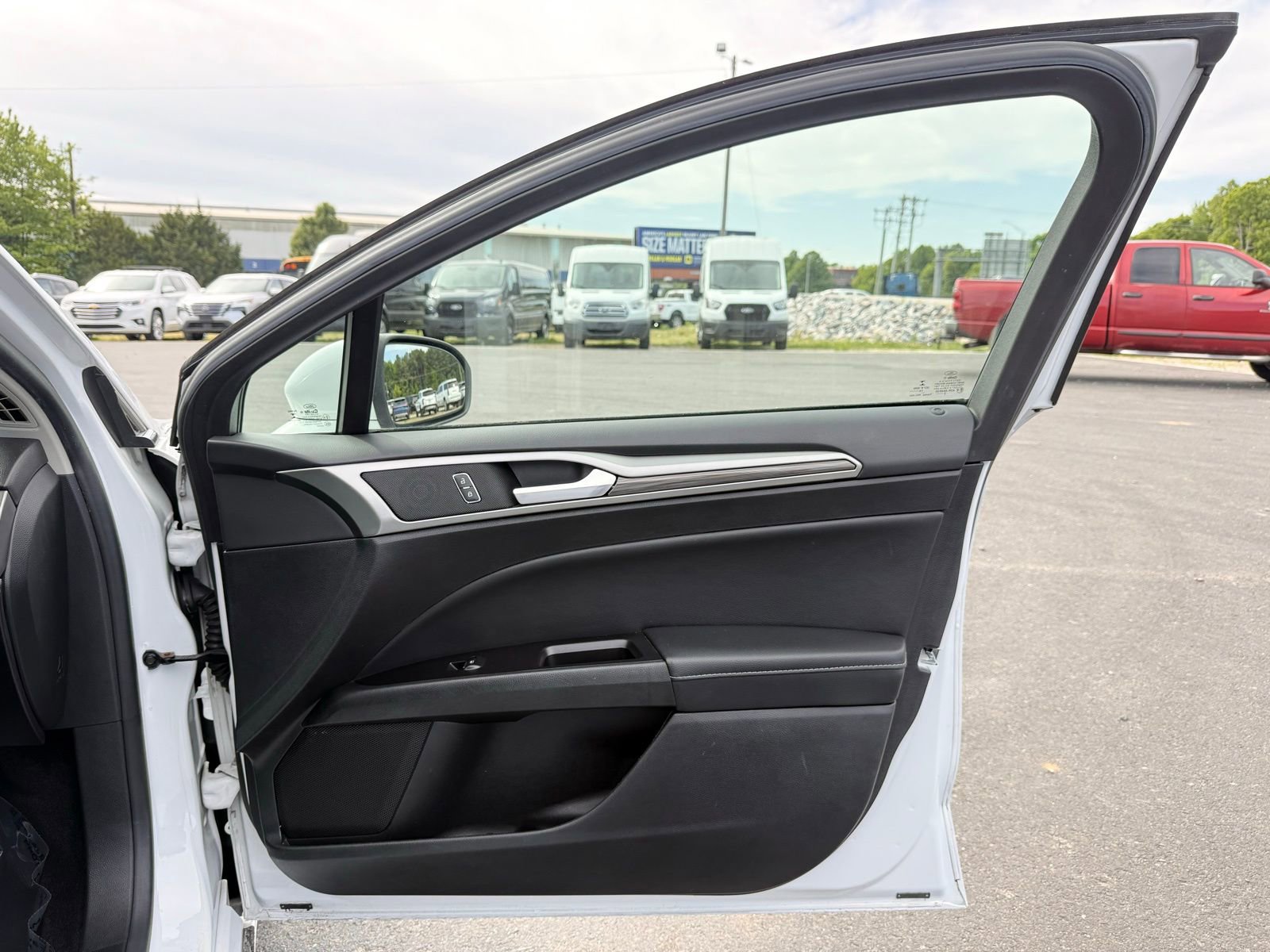 Used 2018 Ford Fusion SE w/ Equipment Group 602A FWD image 19