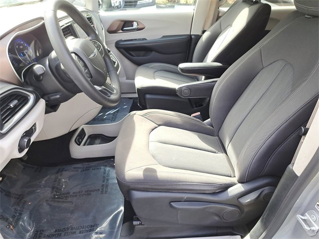 Used 2020 Chrysler Voyager L image 17