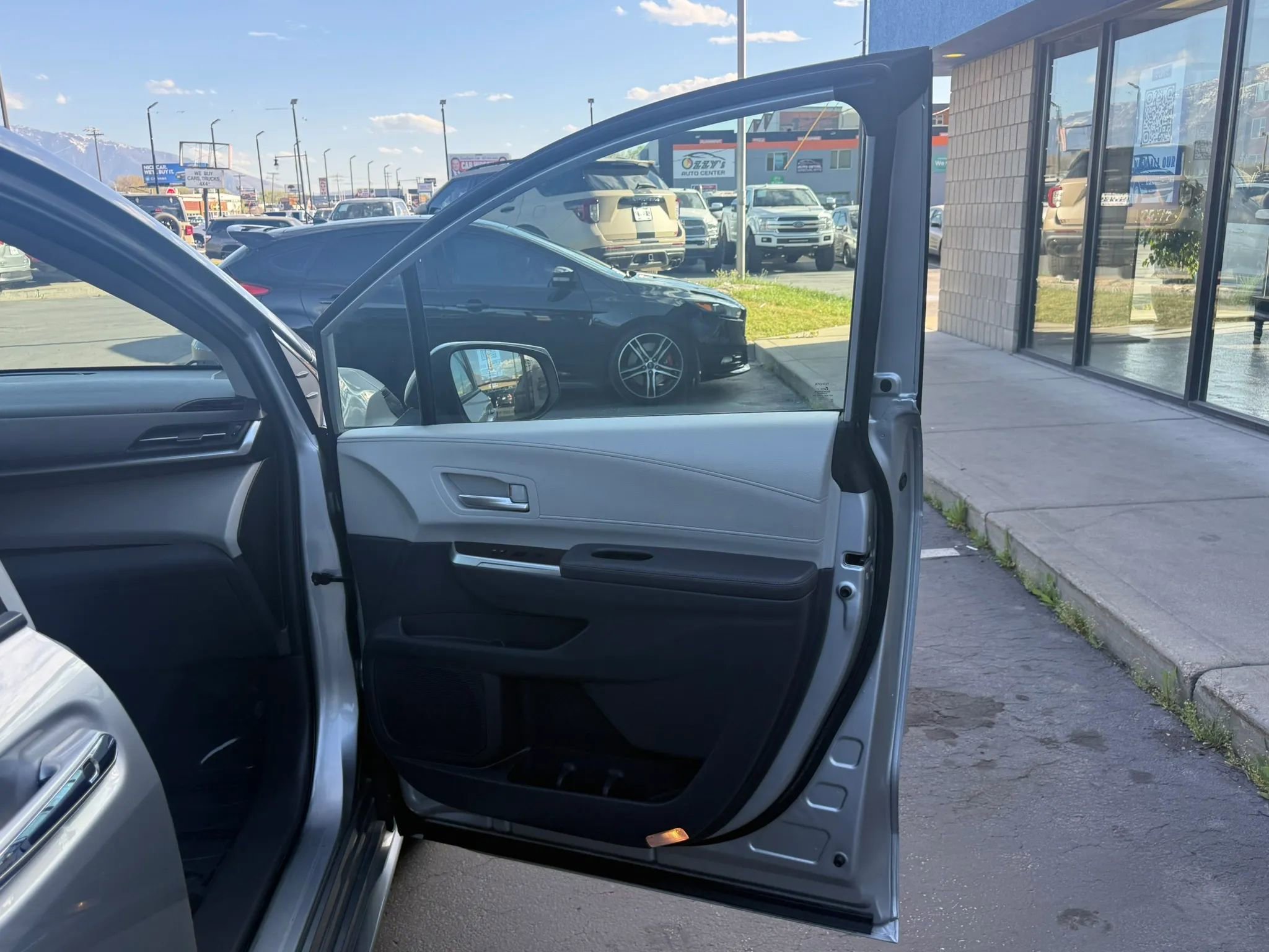 Used 2024 Toyota Sienna XLE image 30