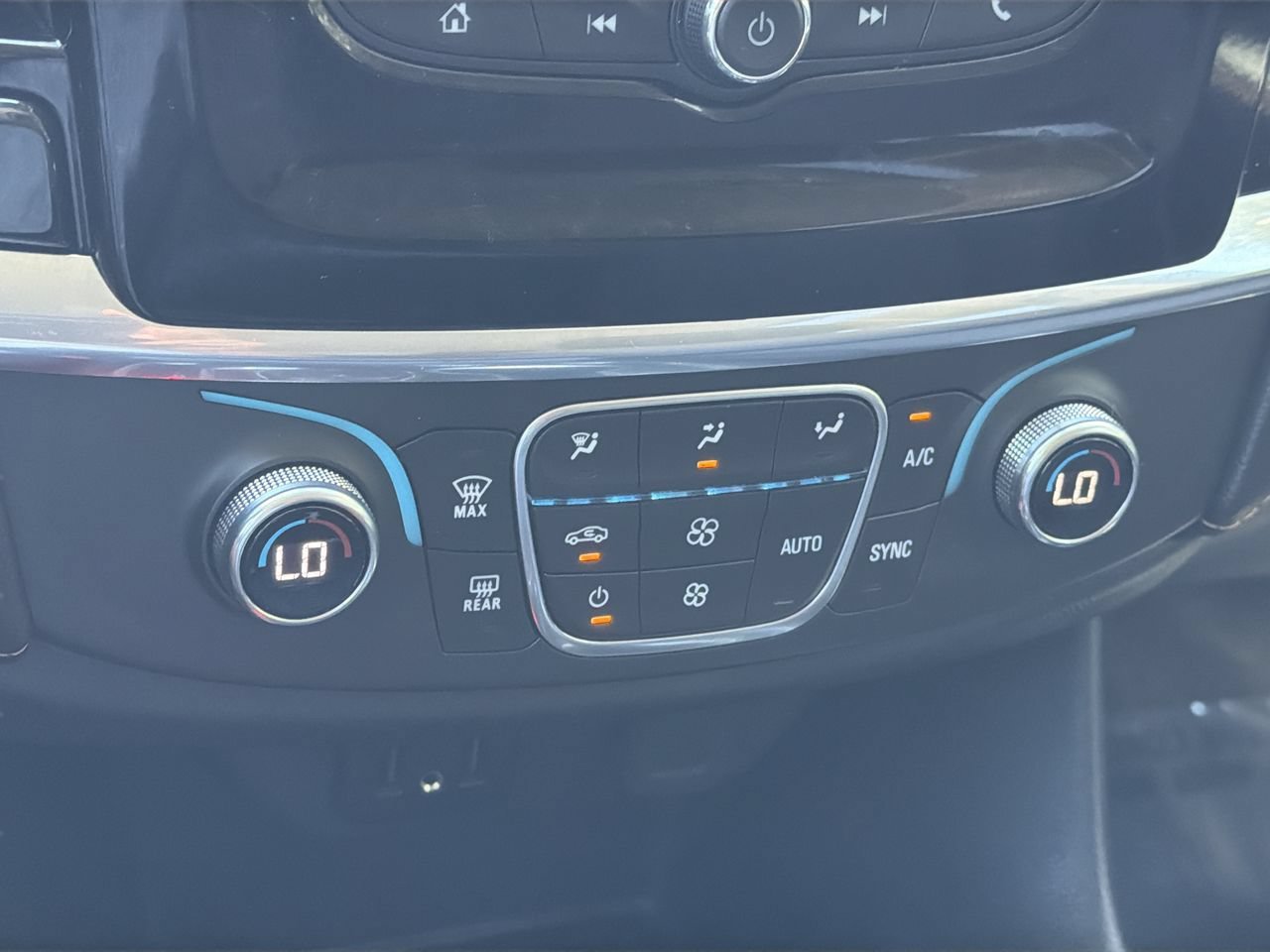 Used 2020 Chevrolet Traverse LS AWD/4WD image 21