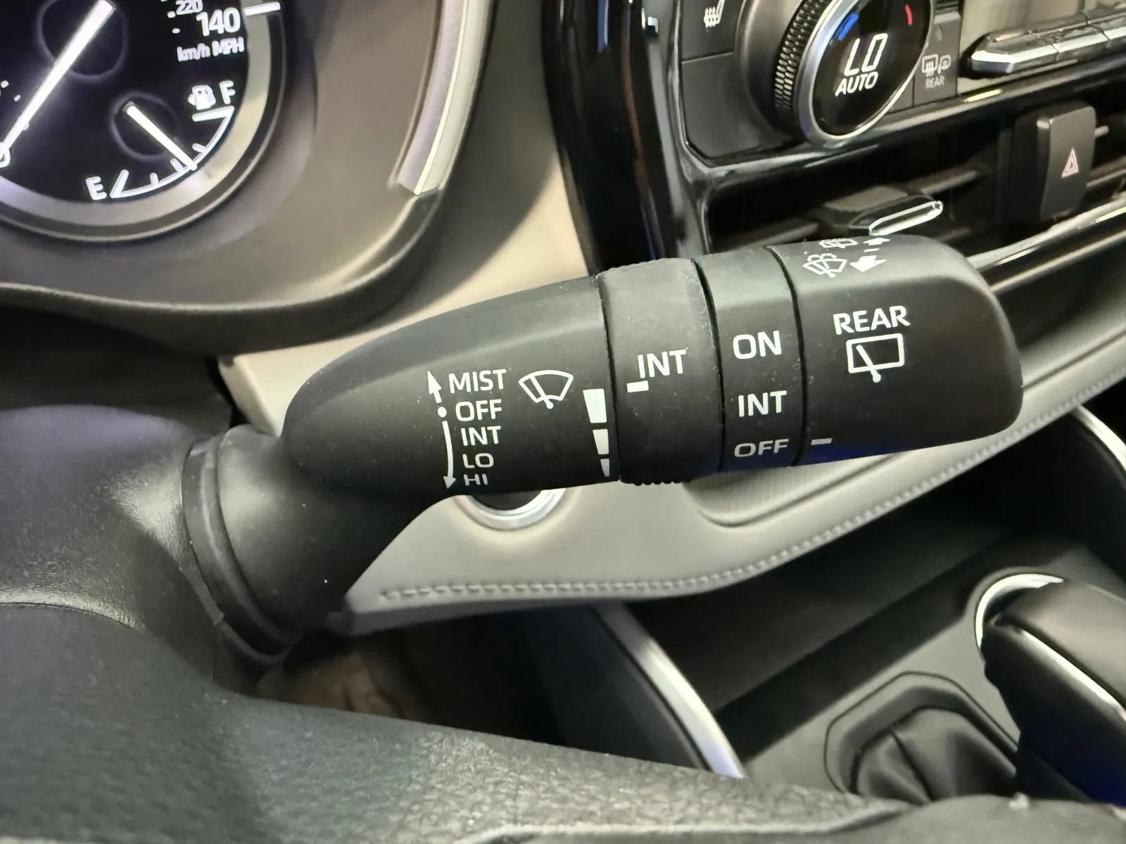 Used 2021 Toyota Highlander XLE AWD/4WD image 35