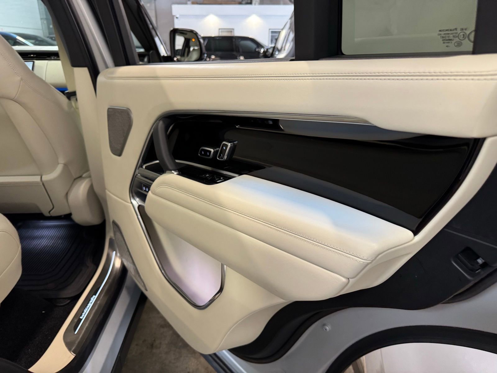 Used 2025 Land Rover Range Rover Long Wheelbase Autobiography image 23