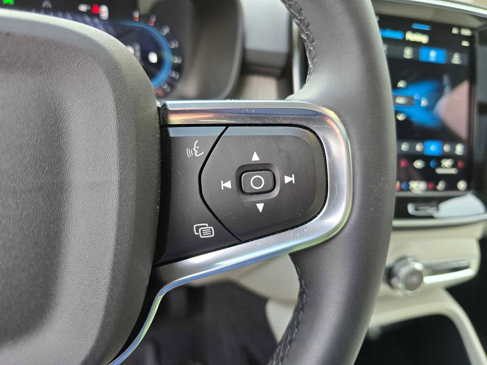 Certified 2024 Volvo XC40 B5 Ultimate w/ Climate Package image 41