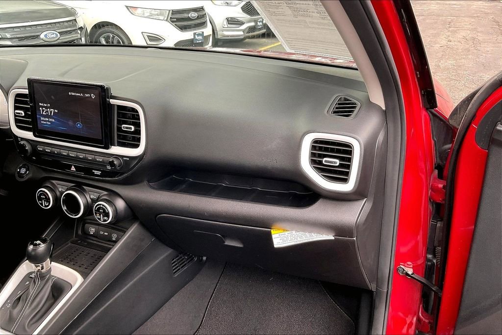 Used 2023 Hyundai Venue Limited FWD image 15