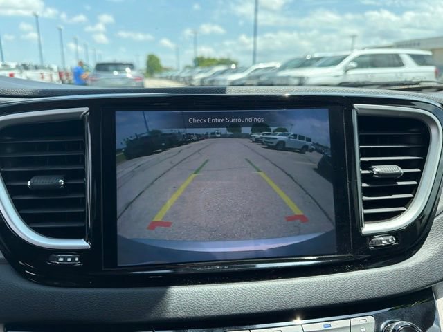 Used 2023 Chrysler Pacifica Touring-L FWD image 33