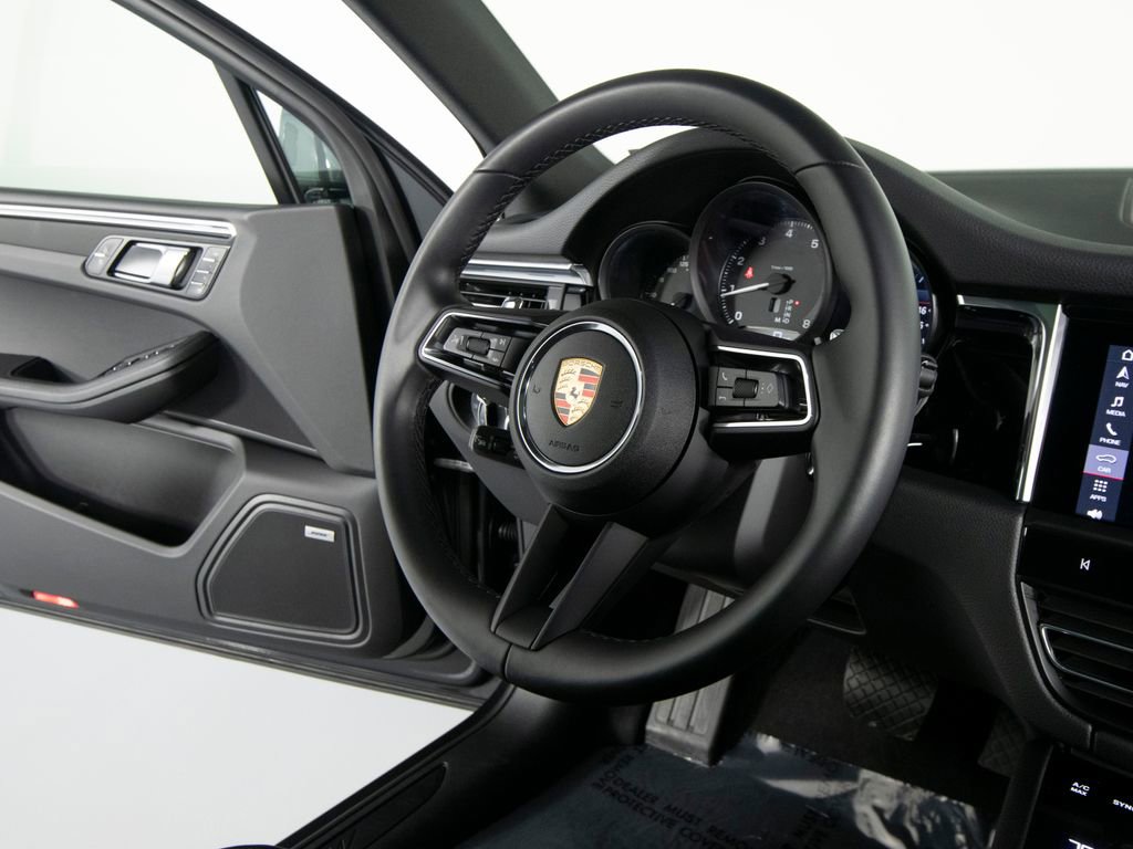 Certified 2025 Porsche Macan image 30