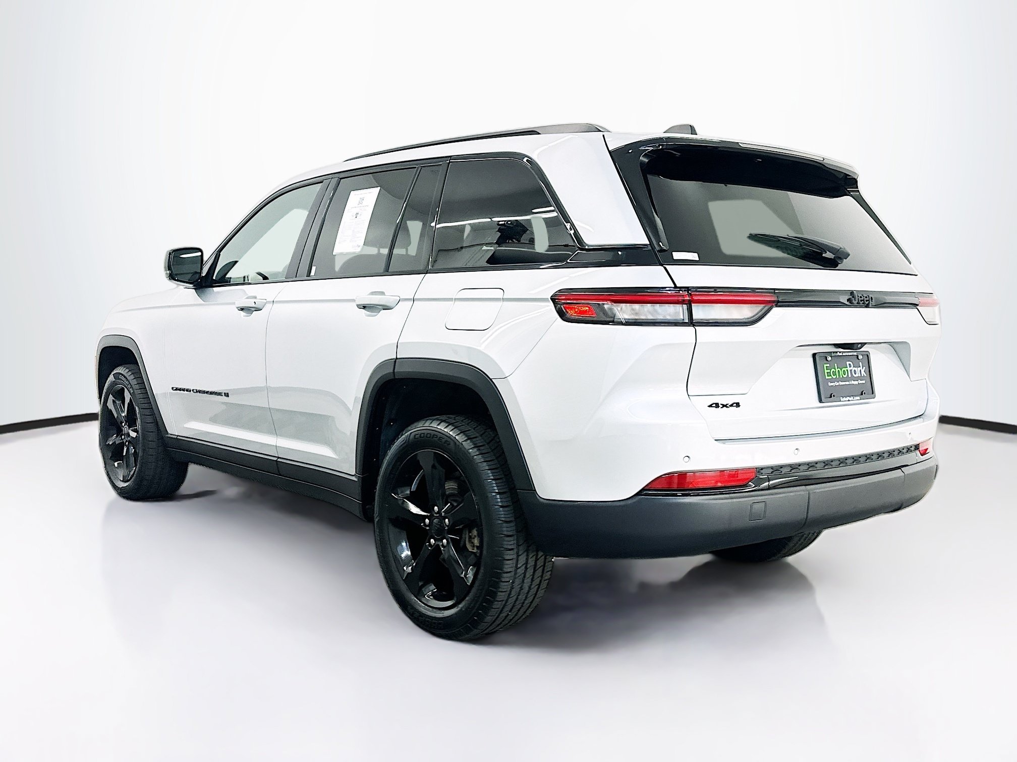 Used 2024 Jeep Grand Cherokee Altitude AWD/4WD image 5