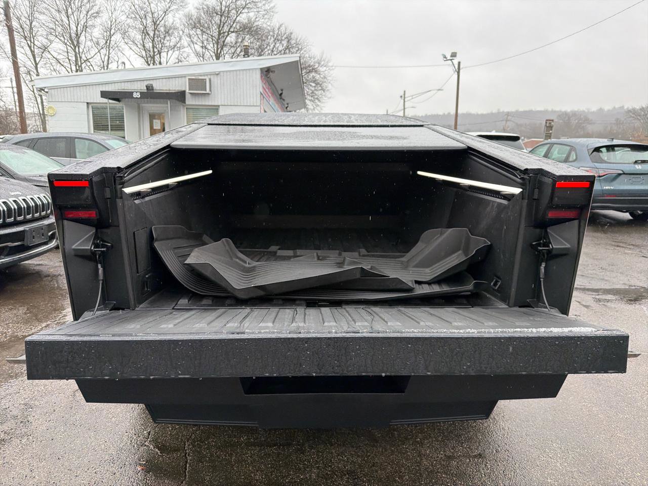 Used 2024 Tesla Cybertruck AWD Crew Cab image 10