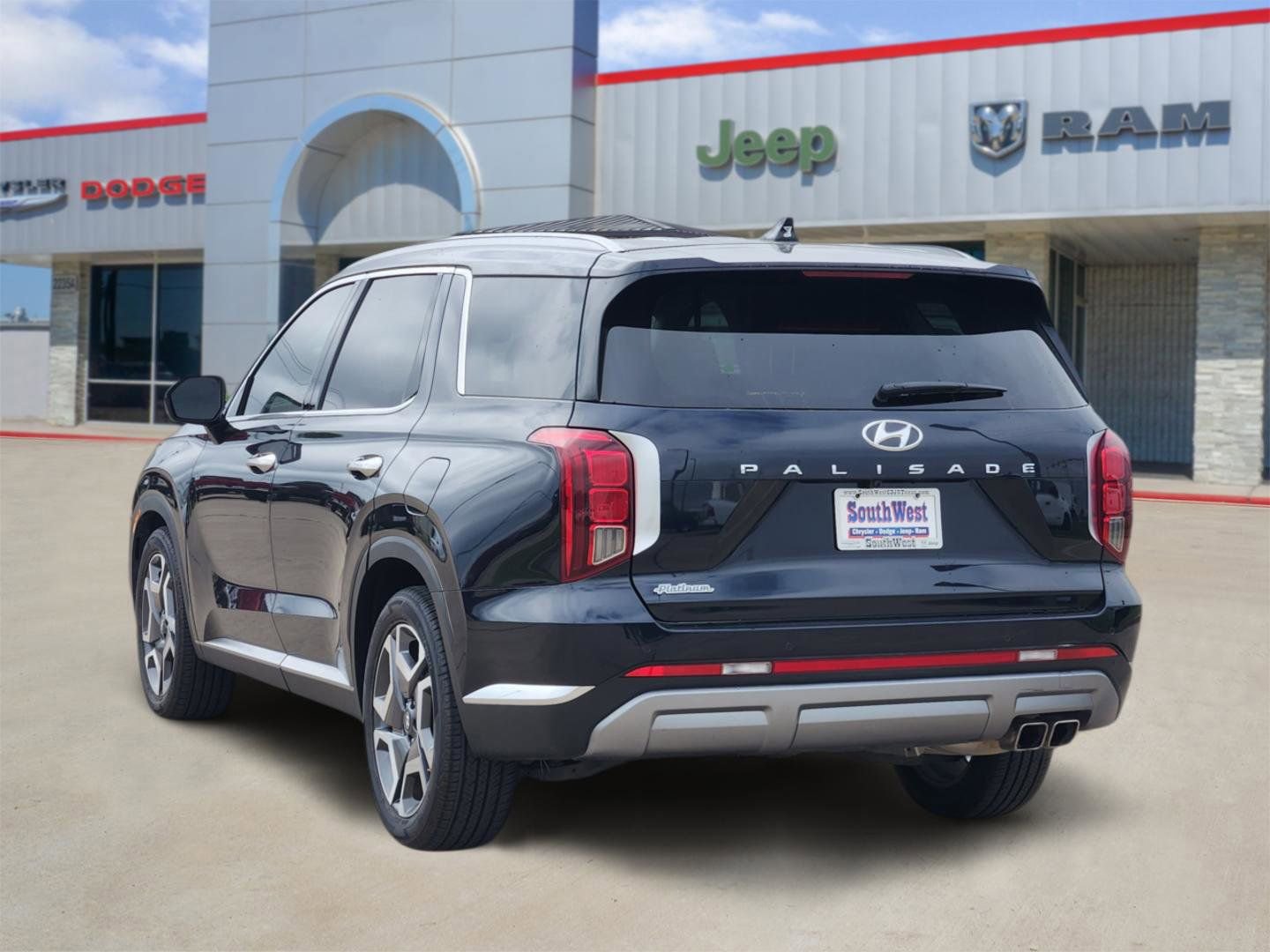 Used 2024 Hyundai Palisade Limited FWD image 4