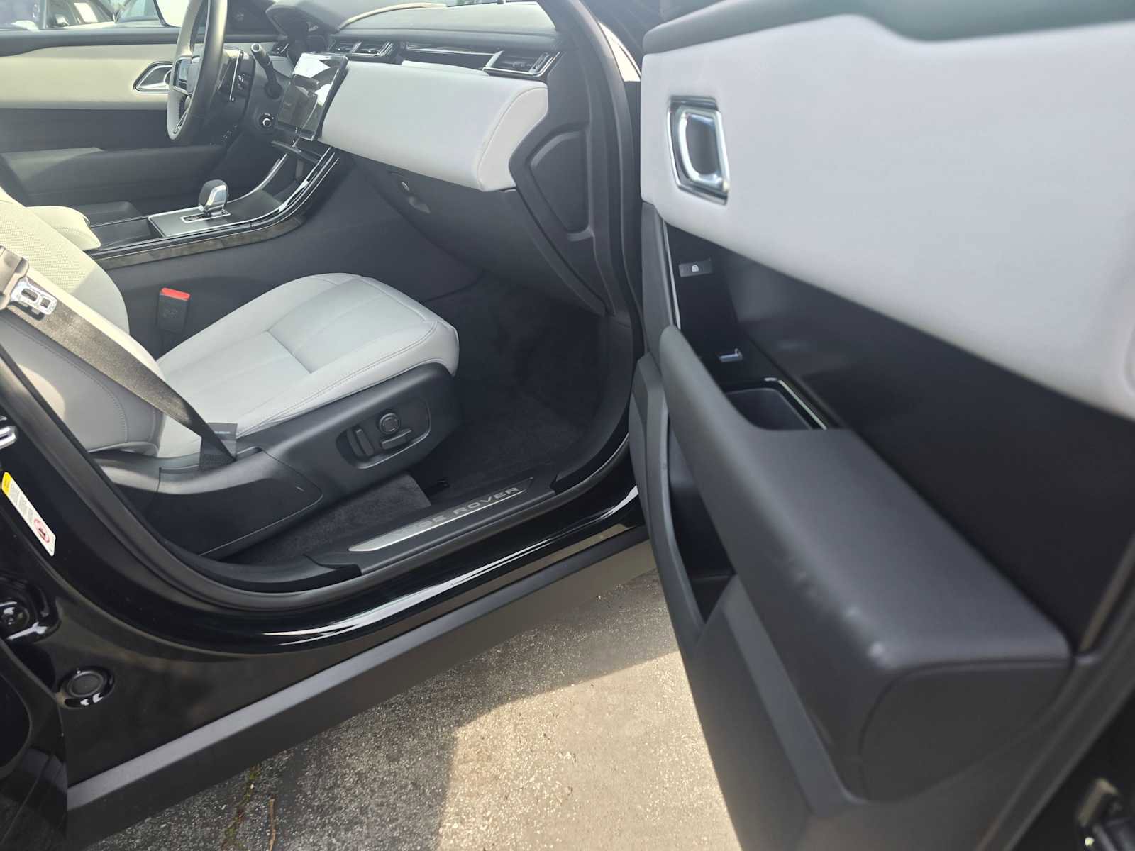 New 2026 Land Rover Range Rover Velar Dynamic SE image 10