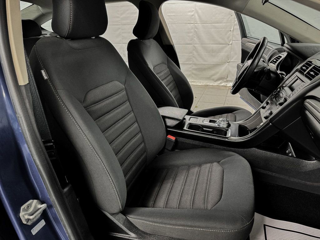 Used 2017 Ford Fusion SE image 12