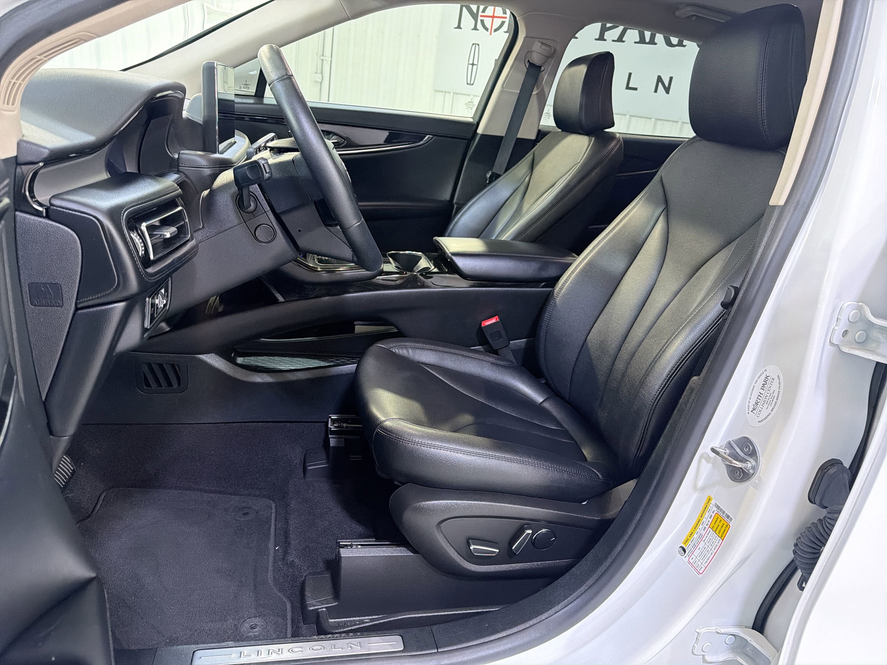Used 2023 Lincoln Nautilus FWD w/ Premium Package image 10