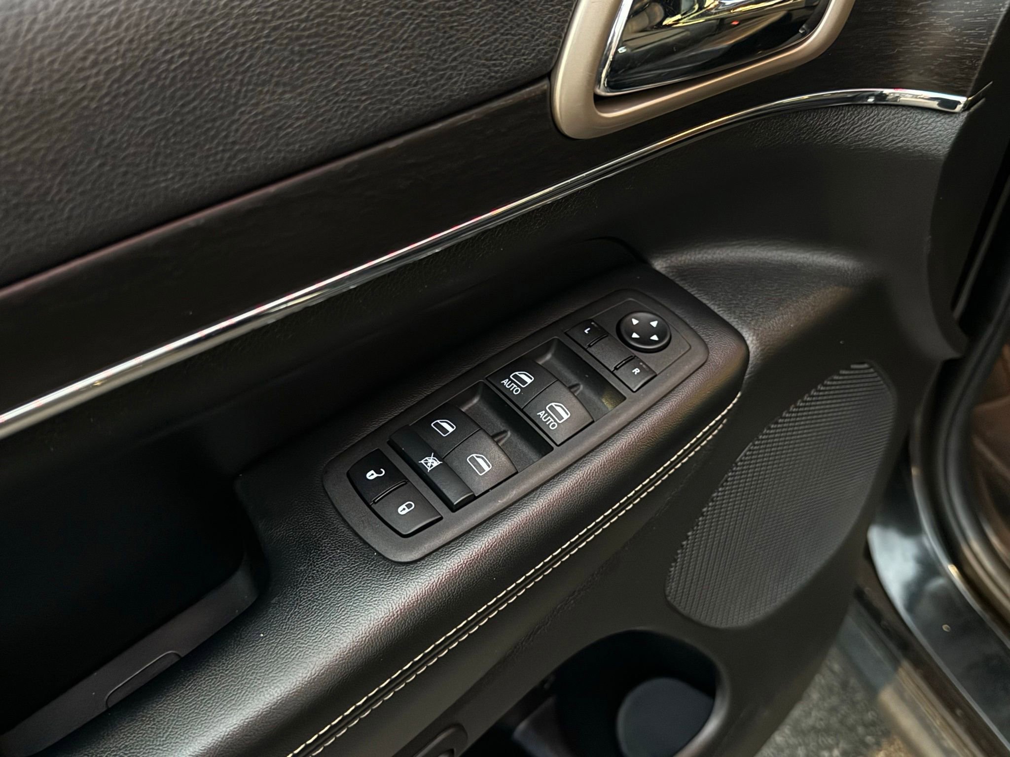 Used 2015 Jeep Grand Cherokee Limited image 37