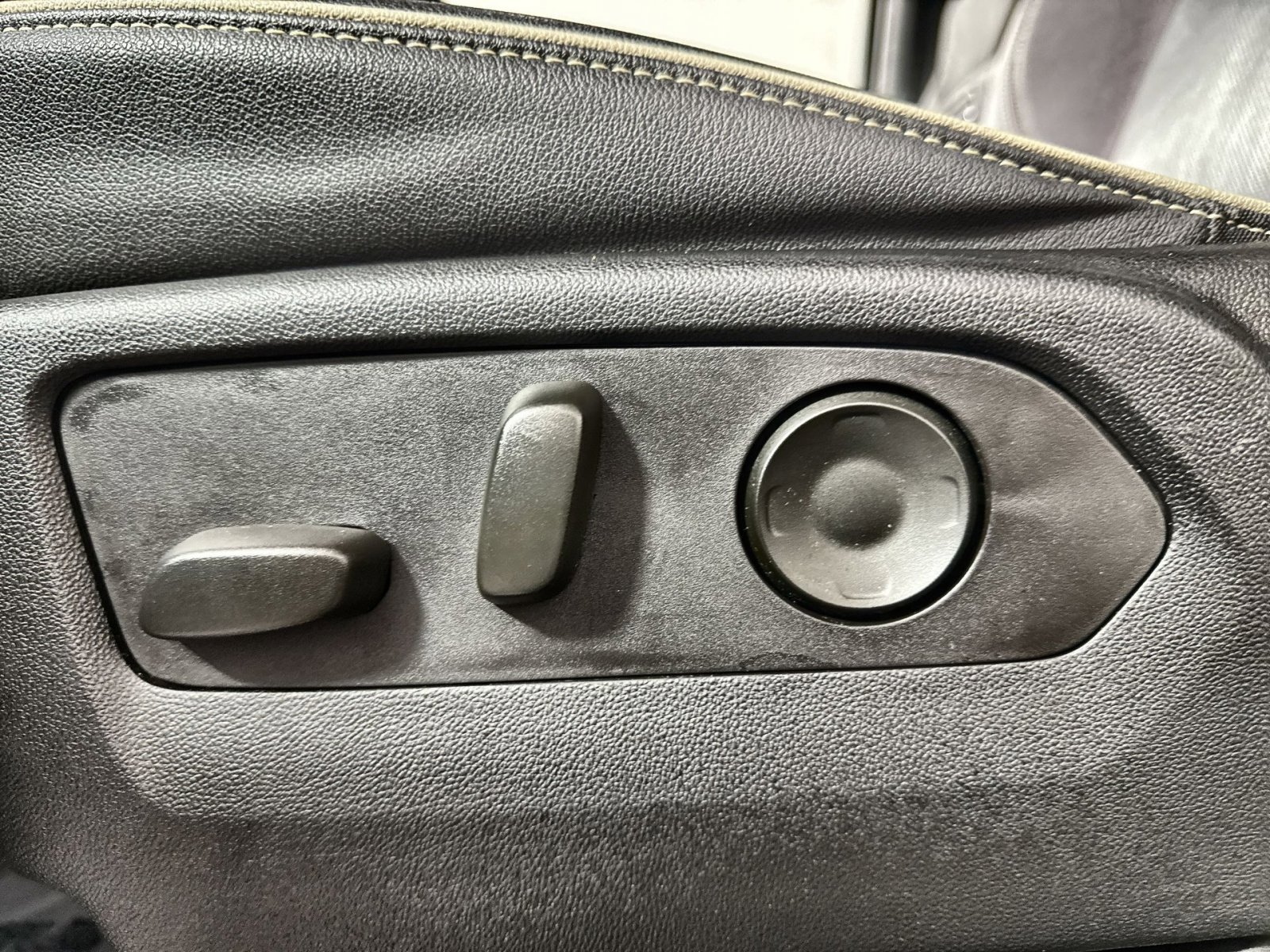 Used 2023 Chevrolet Suburban Premier image 14