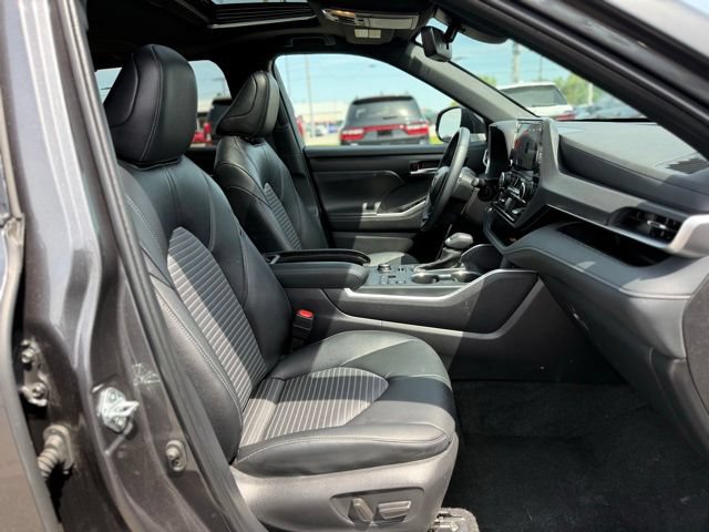 Used 2025 Toyota Highlander XSE AWD/4WD image 16