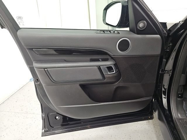 Used 2018 Land Rover Discovery SE AWD/4WD image 11