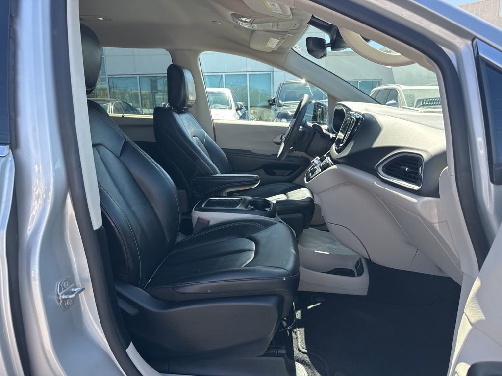 Used 2024 Chrysler Pacifica Touring-L image 18