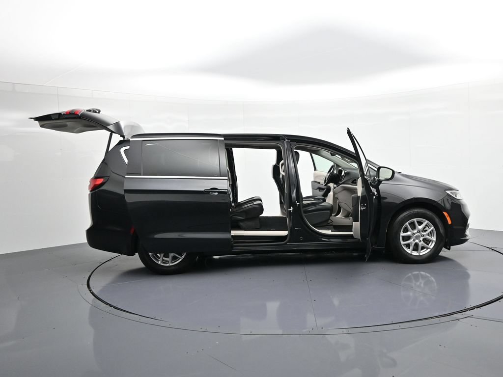 Used 2023 Chrysler Pacifica Touring-L FWD image 30