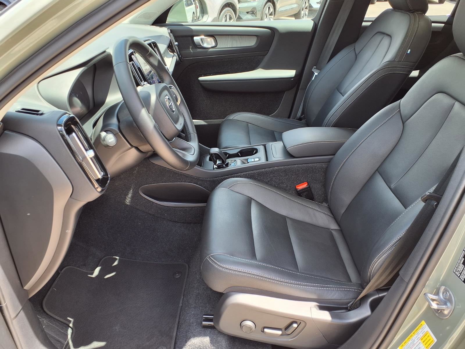 Certified 2025 Volvo XC40 B5 Core AWD/4WD image 22