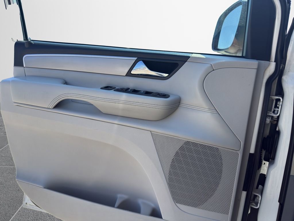 Used 2009 Volkswagen Routan SEL image 31